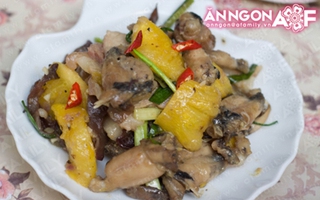 Cơm chiều lạ miệng với dứa xào ếch 