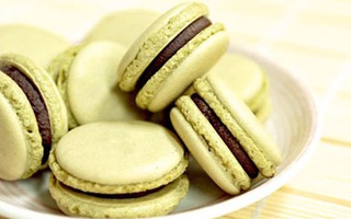 Chinh phục món bánh Macarons trà xanh đỏng đảnh