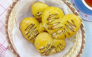 Bữa sáng Valentine lãng mạn với bánh mỳ trái tim