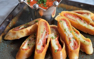Pizza cuộn đổi món cho bữa sáng cuối tuần