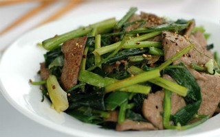Giản dị món gan xào cần tỏi
