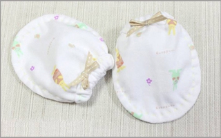 Mẹ tự khâu bao tay chuẩn bị đón bé chào đời
