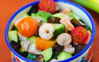 Salad tôm thanh đạm và đầy màu sắc
