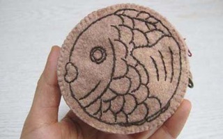 Làm chiếc ví tròn dễ thương thêu hình chú cá chép