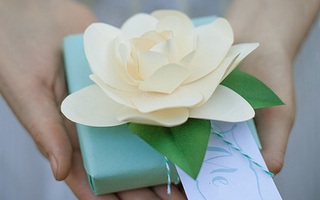 Làm hoa hồng giấy tặng mẹ nhân ngày của Mẹ