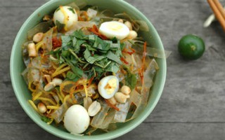 Tự làm bánh tráng trộn ngon mà không khó