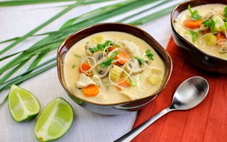 Canh gà kiểu Thái ấm lòng ngày mưa