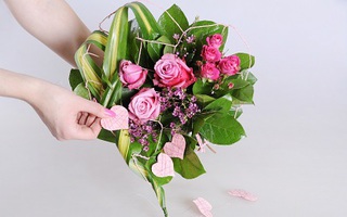 Hướng dẫn cách bó hoa hồng thành trái tim lãng mạn