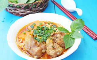 Mì sườn nóng hổi cho bữa sáng thơm ngon 