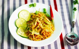 Mì xào gà cho bữa sáng cuối tuần ngon miệng