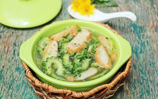 Canh khổ qua nấu chả cá mát ngọt ngon cơm