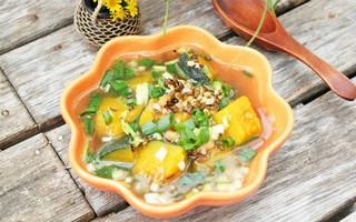 Canh bí đỏ nấu đậu xanh mát bổ cho bữa tối