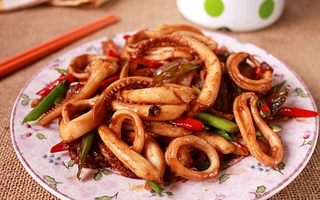 Xuýt xoa món mực xào chua cay làm dễ ăn ngon