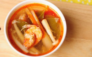 Cuối tuần trổ tài nấu canh Tom Yum Goong đãi cả nhà