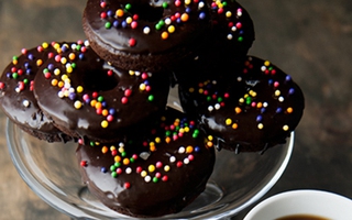 Khéo tay làm bánh donut chocolate ngon như tiệm