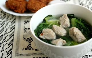 Canh xà lách nấu mọc cho bữa tối ngon cơm