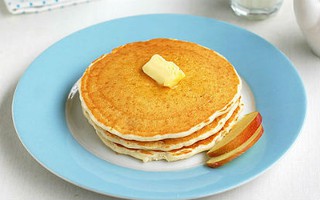 Làm bánh pancake xốp mềm mà không cần đến trứng!
