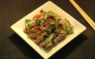 Xuýt xoa với món bê xào lá ngổ thơm phức 