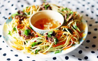 Nộm xoài thịt bò chua giòn hấp dẫn