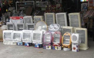 Hà Nội: Rét đậm kéo dài quạt, đèn sưởi “cháy” hàng từ siêu thị đến chợ