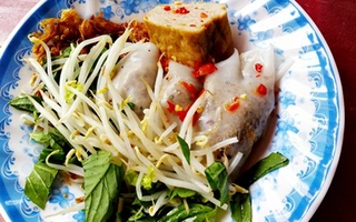 Thưởng thức bánh cuốn Bắc ngon đúng điệu ở Sài Gòn
