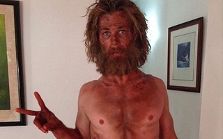 Sốc với thân hình da bọc xương của "Thần Sấm" Chris Hemsworth