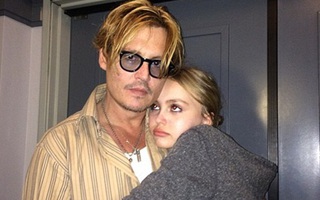 "Cướp biển" Johnny Depp khen cả vợ cũ lẫn vợ mới "tuyệt vời"