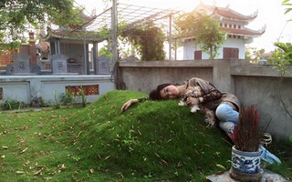 Hình ảnh gục bên mộ cha của ca sĩ Thanh Lam khiến nhiều người rơi lệ