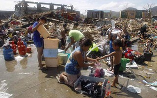 Đến vợ chồng thị trưởng TP.Tacloban cũng phải đi mượn quần áo