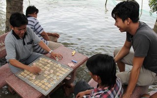 Những người "quên" nỗi lo khi triều cường lên ở TP.HCM