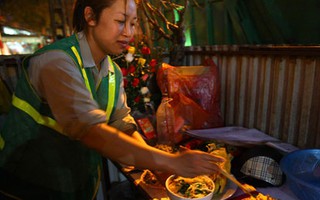 Xúc động bữa cơm tất niên ngoài đường phố của các chị lao công