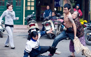 Sự thật đằng sau việc thanh niên đâm một phụ nữ trên phố cổ Hà Nội