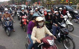 Đường ùn tắc, bến xe vẫn đông nghịt ngày đầu tiên đi làm sau nghỉ Tết nguyên đán