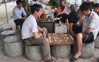 Độc đáo quán trà đá làm "mát mông" giữa Thủ đô
