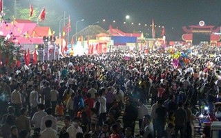 Trắng đêm chen chúc hành hương về đất Tổ vua Hùng