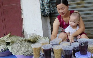 Trời nóng bức, thị trường Tết Đoan Ngọ vẫn nhộn nhịp