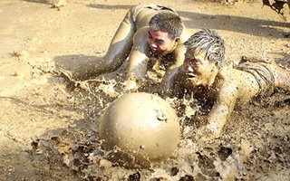 Vật nhau trong bùn, thanh niên đóng khố tranh giành quả cầu gỗ nặng 20 kg