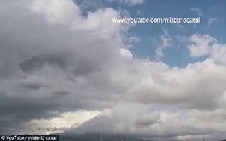 Xôn xao cảnh phi thuyền người ngoài hành tinh "cưỡi mây" ở Peru