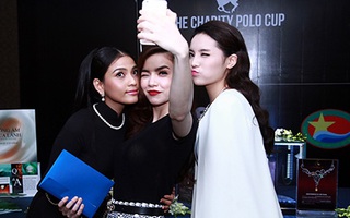 Hồ Ngọc Hà chu môi đáng yêu chụp hình cùng Kỳ Duyên