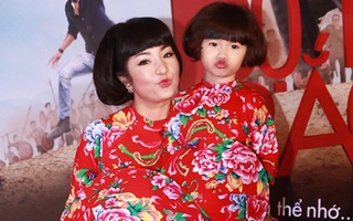 Mẹ con Thúy Nga diện áo dài "chăn công" chu mỏ cực đáng yêu
