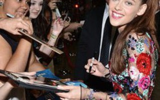 Kristen Stewart chơi thú bông để đỡ nhớ người yêu