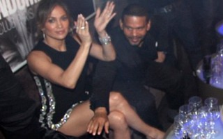 Jennifer Lopez để lộ vòng 3 vì mặc hớ hênh