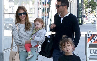 Jessica Alba đoàn tụ với chồng sau tuần dài ở Pháp