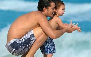 Flynn cởi trần thích thú tắm biển cùng bố