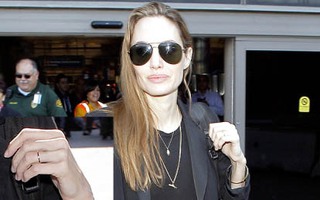 Angelina Jolie vẫn không đeo lại nhẫn đính hôn khi về Mỹ