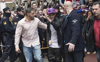 Justin Bieber bị đuổi khỏi khách sạn ở Paris