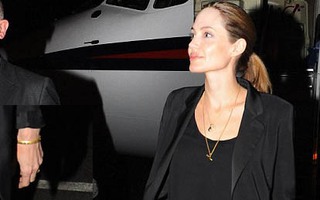 Angelina Jolie bất ngờ tháo nhẫn đính hôn 