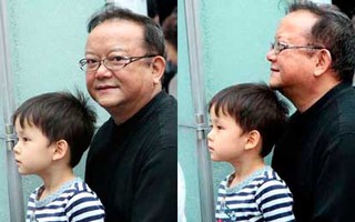 "Hòa Thân" 65 tuổi đưa con trai nhỏ đi chơi