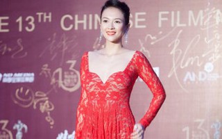 Chương Tử Di rực rỡ như đóa hồng trên thảm đỏ
