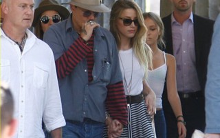 Johnny Depp nắm chặt tay tình mới trước mặt các con